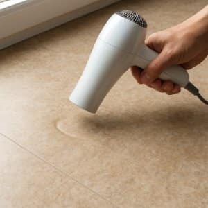 réparer le lino avec un sèche cheveux