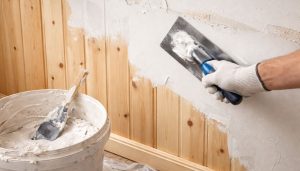 Application de plâtre sur bois ancien