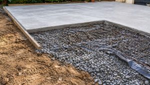 Chantier en cours avec béton et gravier