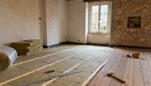 Salle en rénovation avec isolation partielle