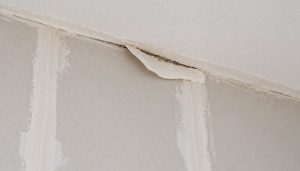 Coin de mur avec peinture écaillée