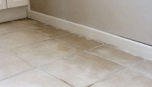 coin de pièce avec carrelage vieilli