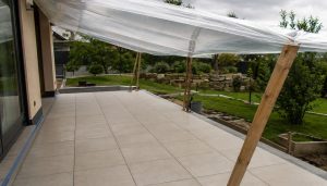 Terrasse carrelée sous bâche protectrice