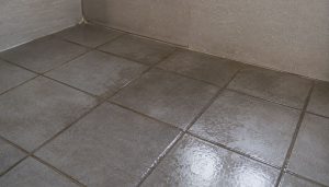 Angle de salle de bain carrelée humide
